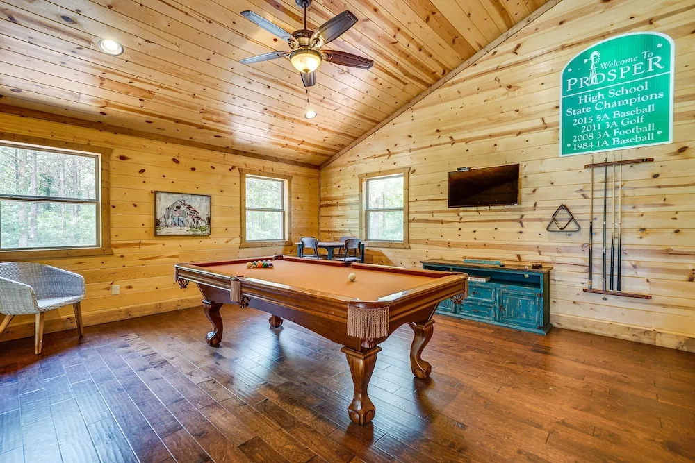 Hot Tub & Fire Pit at Broken Bow Cabin!