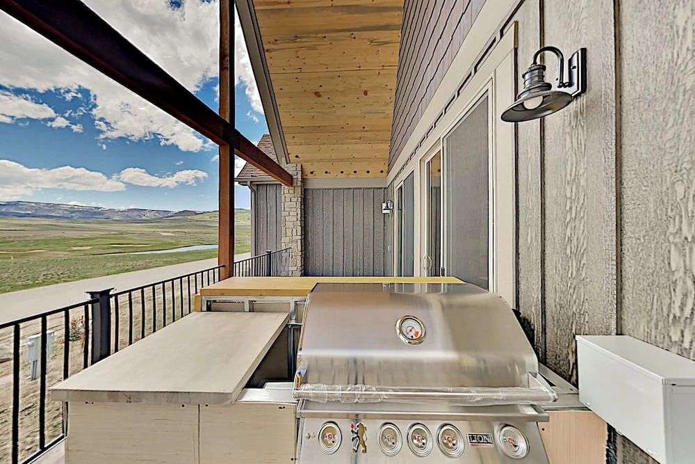 Brand-new Townhome W/ Private Balcony & Fireplace 3 Bedroom Townhouse
