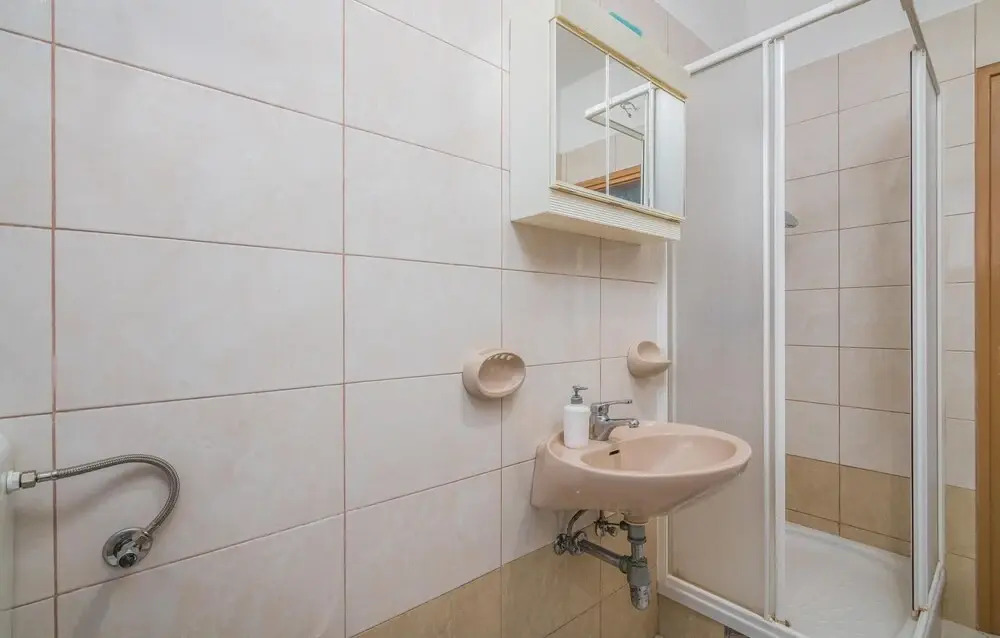 Stunning Home in Bascanska Draga With Wifi and 6 Bedrooms