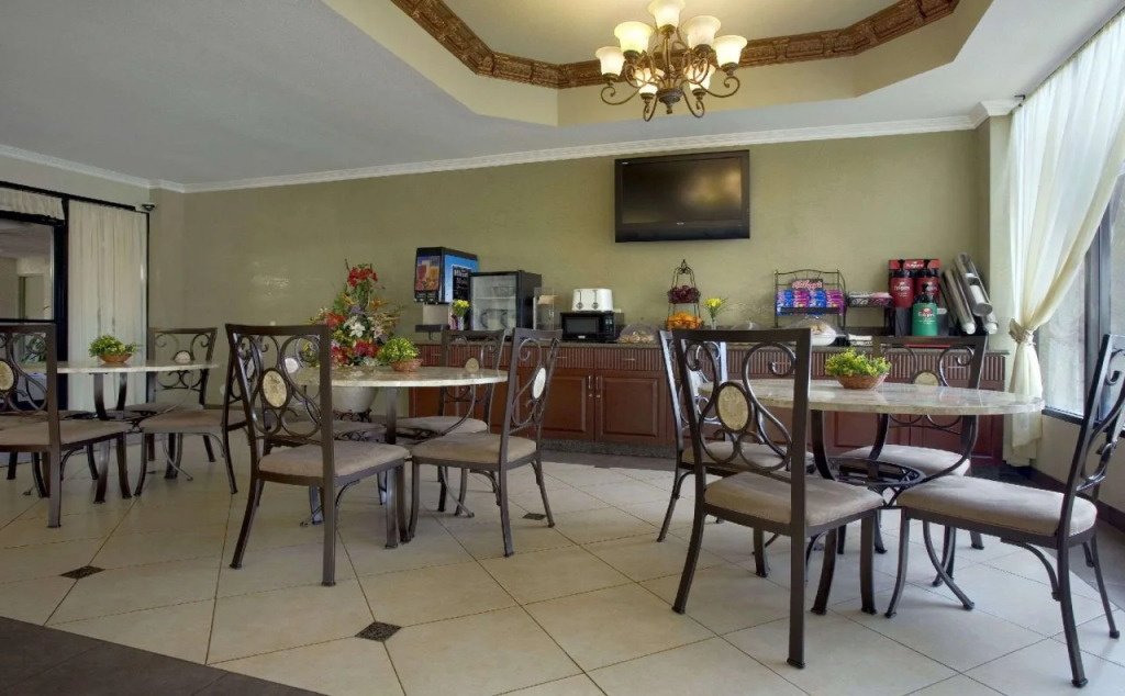 Howard Johnson Inn & Suites Reseda