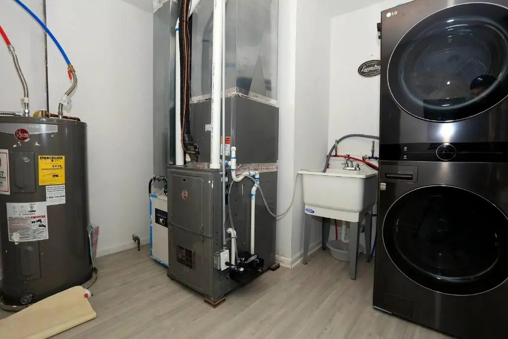 Global Vibe Parlor Renovated Full Kitchen Free Parking