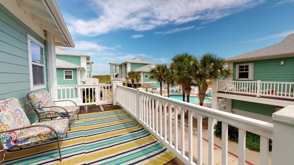 MC05 Upscale Condo, Shared Pool, Close to Beach