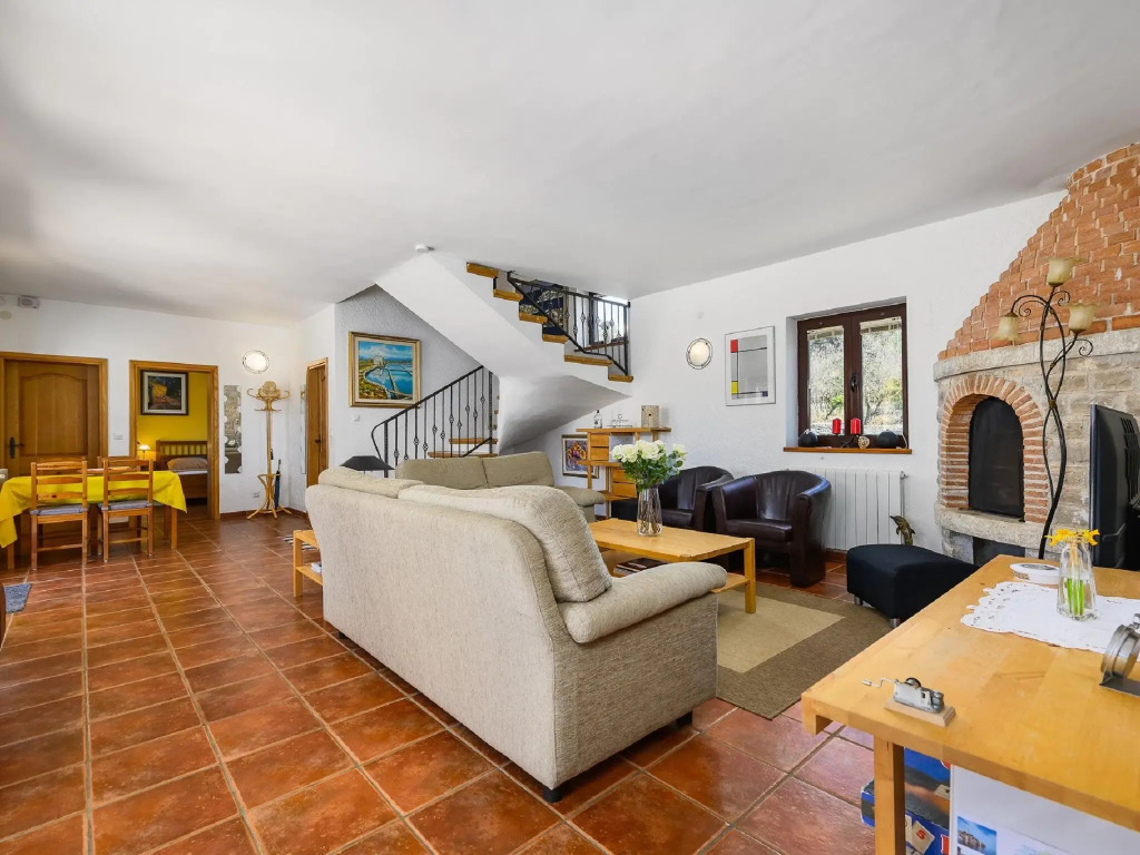 Large villa with private swimming pool and enclosed garden