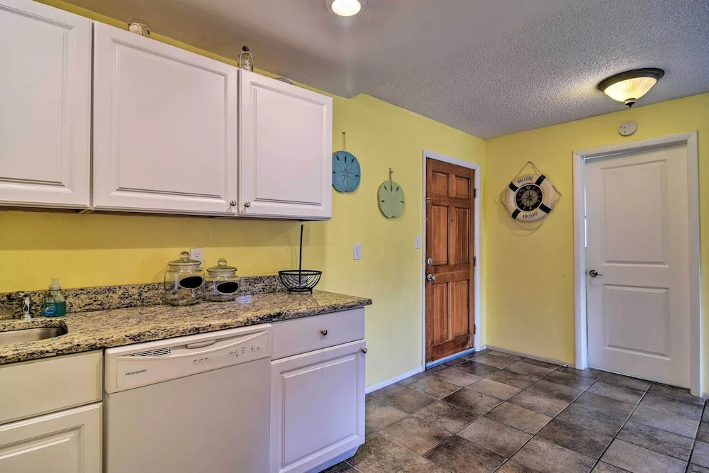 On-site Beach Access: Walkable Gulf Coast Retreat