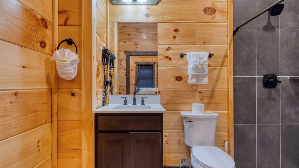 2 Homes Firefly Trail Way by Avantstay Sleeps 28, Indoor Pool + Hot Tub + Movie Theater & Game Room