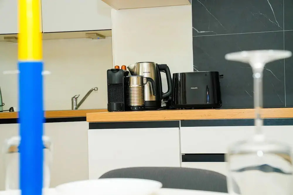 1BR Apt With Living Room Near CityArea