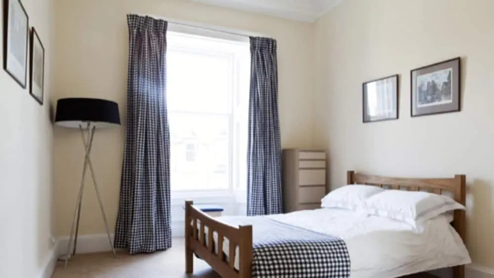Spacious 4 Bedroom Apartment in Edinburgh