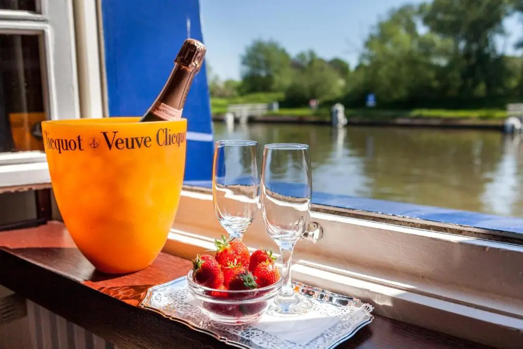 Boat Hotel De Barge