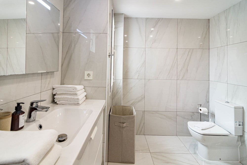 Lnm5.30 - Great Location With Private Roof Terrace