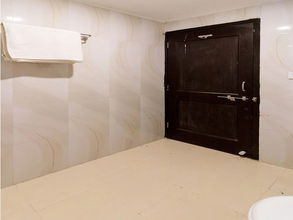 OYO Home 11410 Modern 3BHK Goverdhan Villas