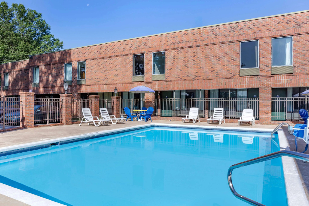 Days Inn & Suites by Wyndham Rocky Mount Golden East
