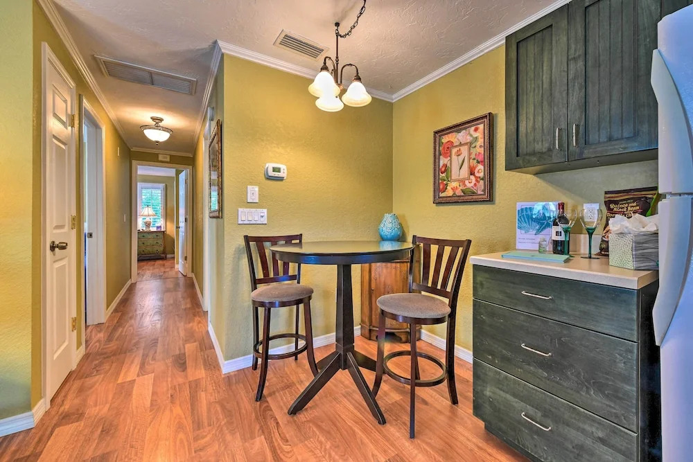 Bright Coastal Condo: Walk to Lido Key Beach!