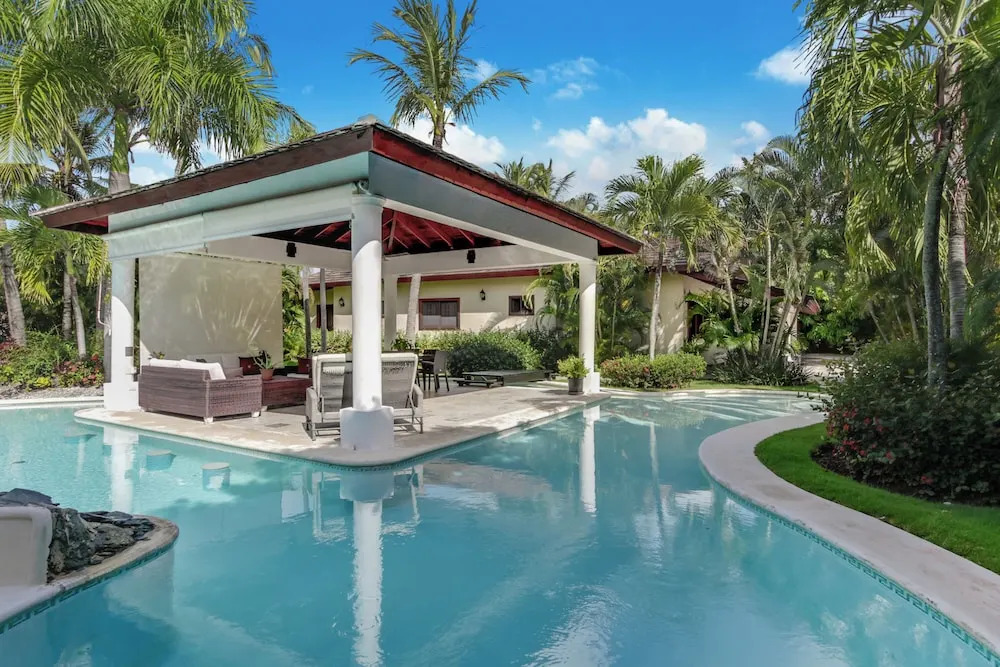 Beautiful Villa with Pool Gym and Maid