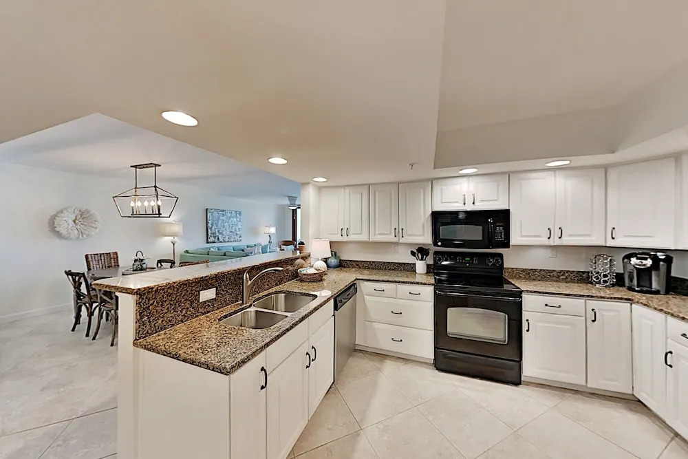 Beachfront W/ 3 Pools, Spa, Marina & Tennis 3 Bedroom Condo