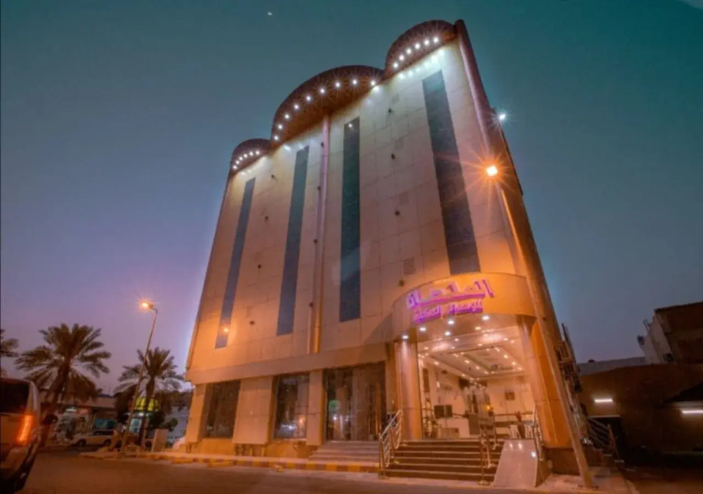 شقق البحر الأزرق المخدومه