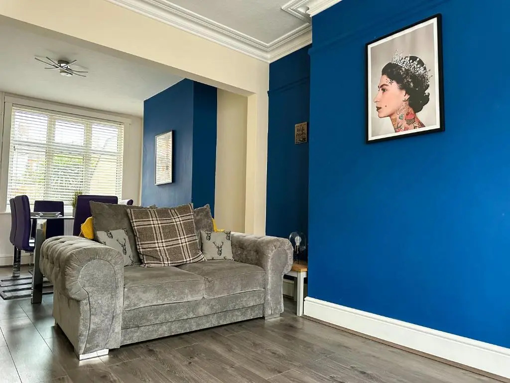 Large House, 4 Netflix Tv's, Sleeps 6, fast WIFI & Garden, Nearby parking