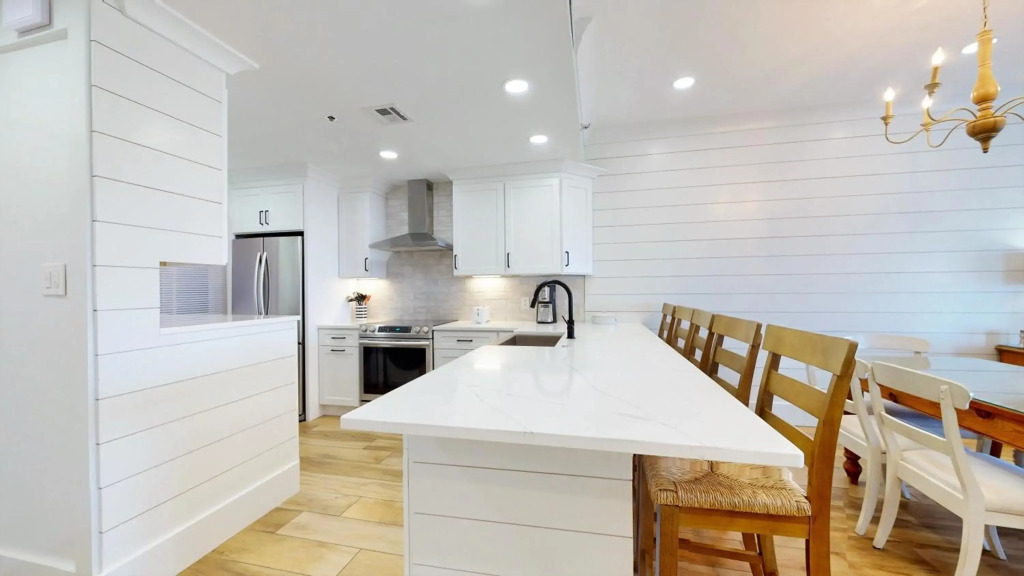 Beach Manor 1005