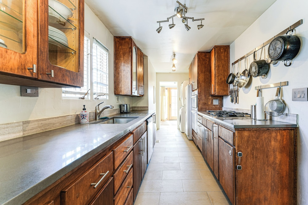 Near Restaurants + Light Rail: Phoenix Getaway