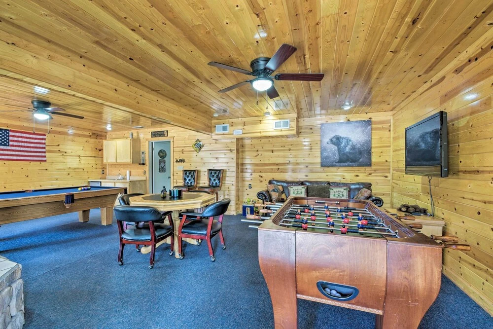 Cozy Ruidoso Cabin w/ Hot Tub & Game Room!