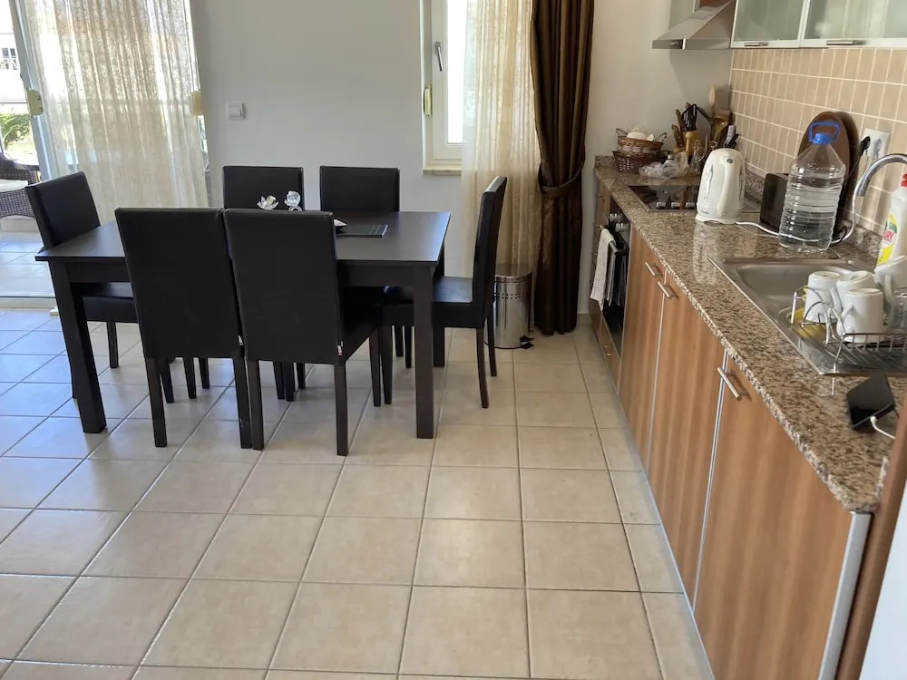 Four Seasons I -10 With 2 Bedrooms Guarantees a Wonderful Holiday