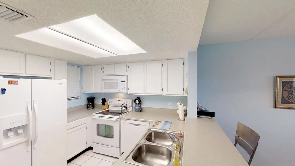 Bright 2 Bedroom Ground Floor, Ocean Front Condo With Beach Access And Pool Condo