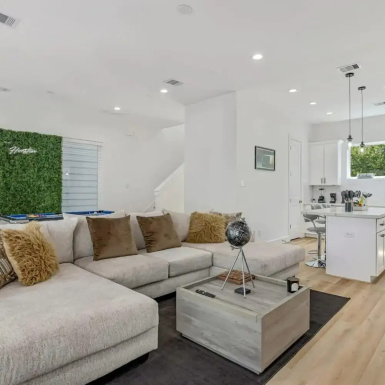 Luxury Urban Retreat Near Key Houston Locations