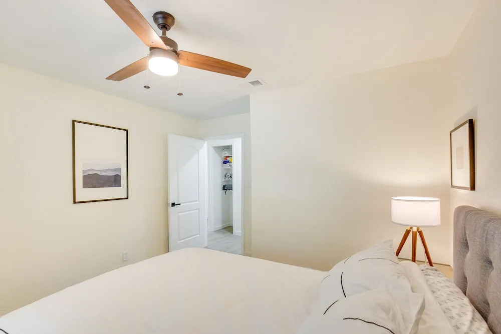 Hot Tub & Lake Access: Malakoff Retreat!