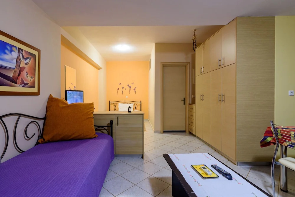 Kyparissia Garden Retreat - Cosy Master Suite
