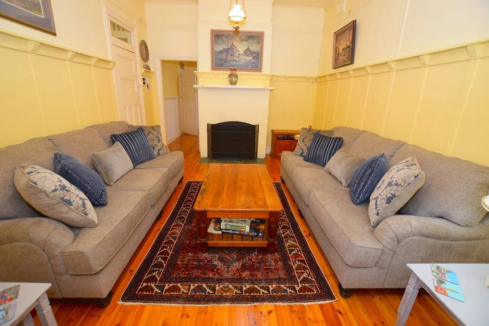 Mintie Cottage on Leura Mall