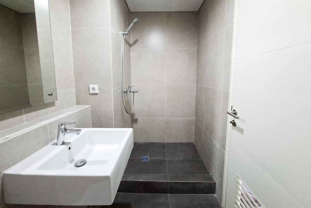 Homey And Spacious 3Br With City View At Apartment The Ayoma