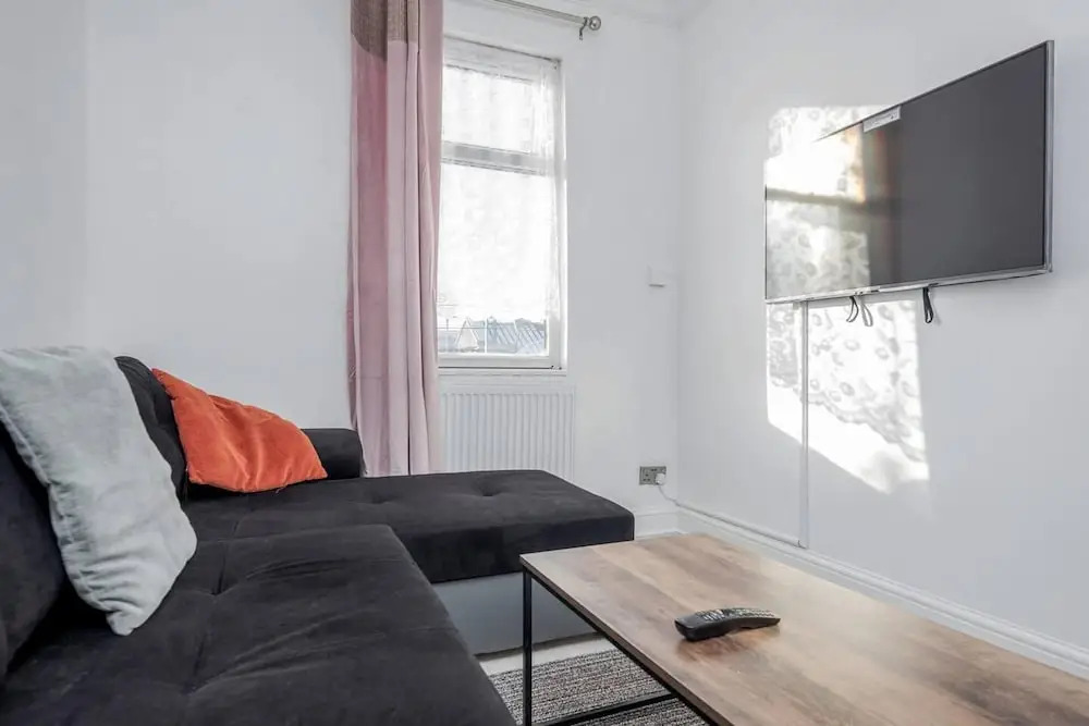 Stunning Top 2 Bed Flat Tilbury Central Location