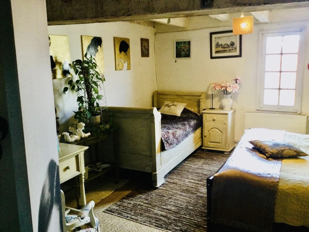 Hôte Labyrinthe lit 180 cm salle de bain, petit dej compris