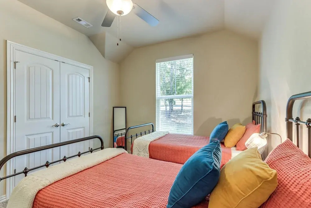 Table Rock Lake Retreat: Walk to Shore!
