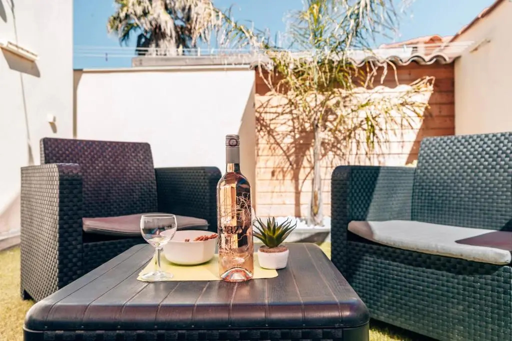Maison Familiale avec Piscine Privée, plage à pied, Frais Obligatoires à régler à l'arrivée, Linge 15e par pers & Ménage 70e par séjour voir profil Mandatory fees in cash to be paid on arrival linen 15e per person 70e housekeeping per stay