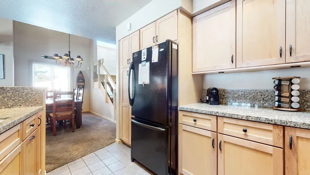 Snowcreek IV 622 Light, Bright and Updated, Walk to Snowcreek Athletic Club by RedAwning