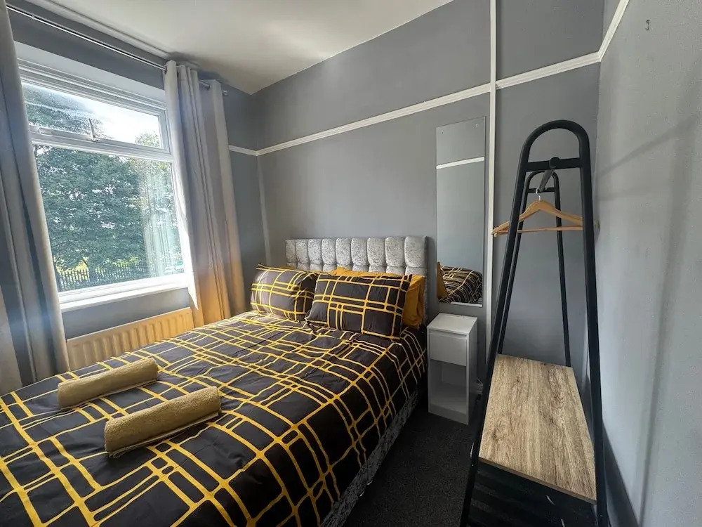 Apt-sleeps 6-parking-ideal for Contractors-garden