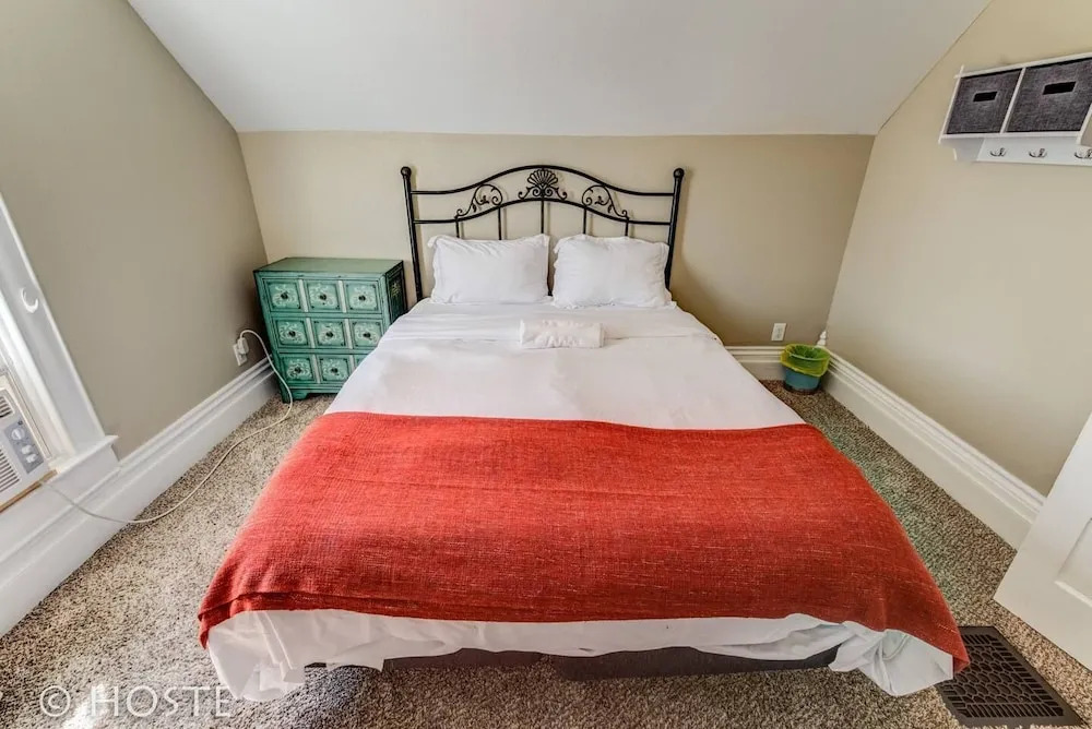3 BR Beautifully Restored 1890`s Homedowntown