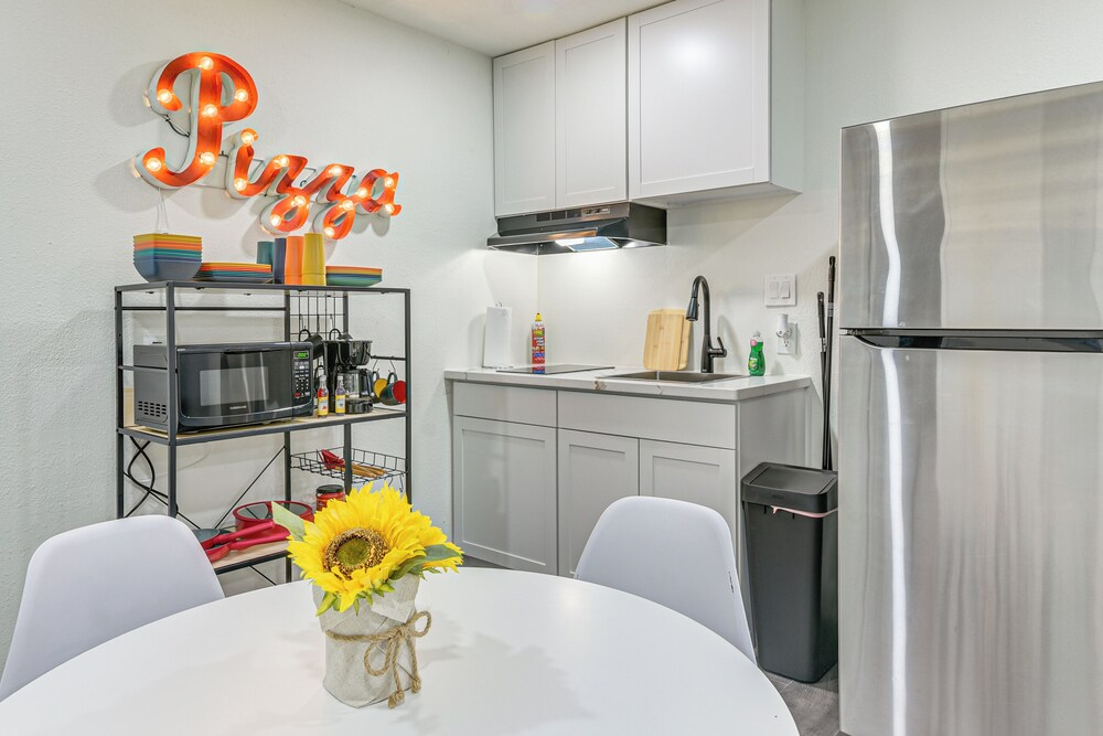 2 Mi to Galveston Beach: Apt w/ Shared Patio