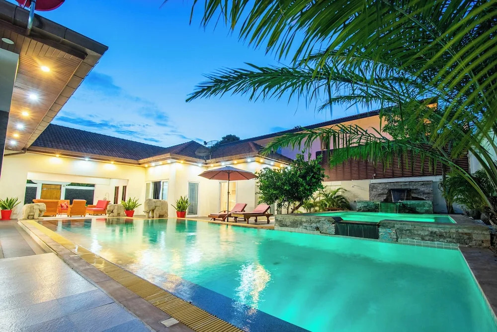 Seaside Villa 3 Pools, 2 mins walk to beach