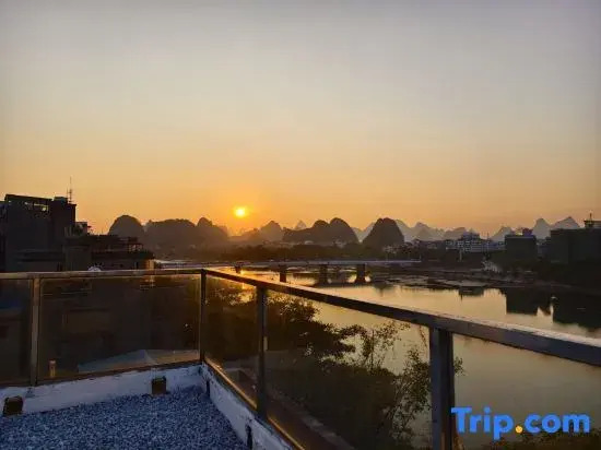 Jianju Zero Distance Li River Homestay (Guilin High-Speed Railway North Station Store)