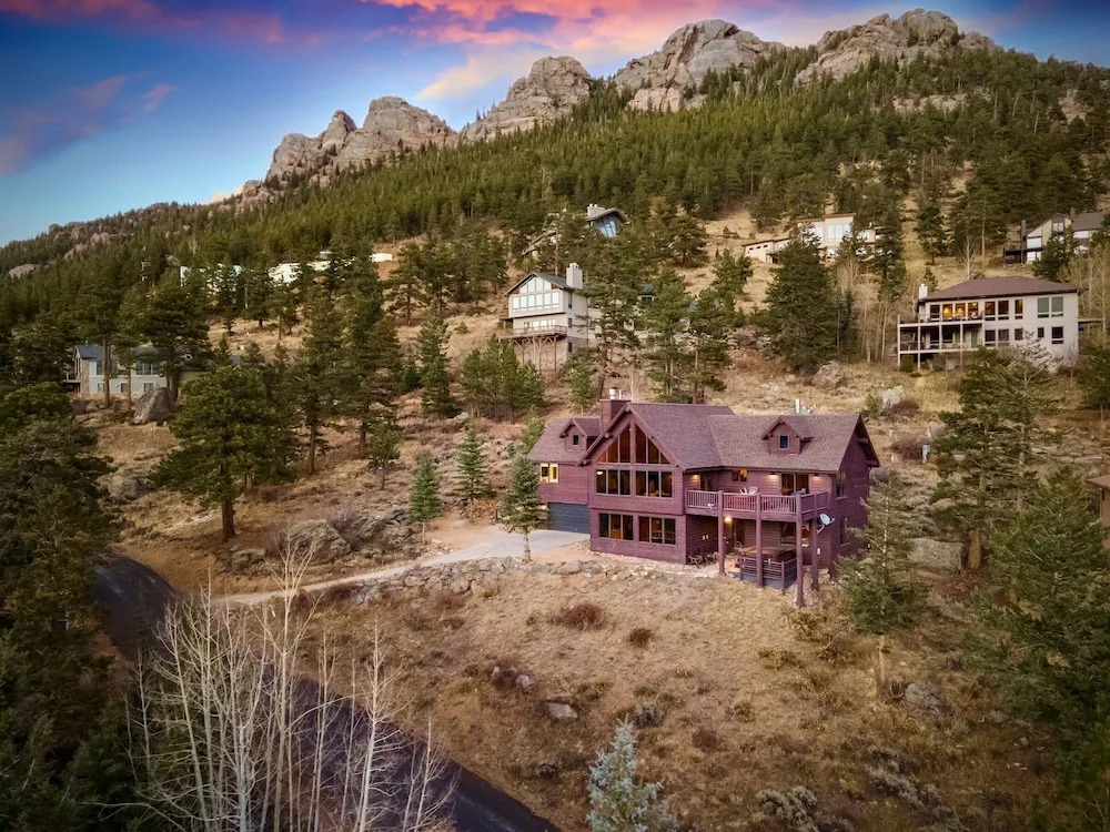 Awestruck Luxury Vacation  At Windcliff 3 Bedroom Home by RedAwning