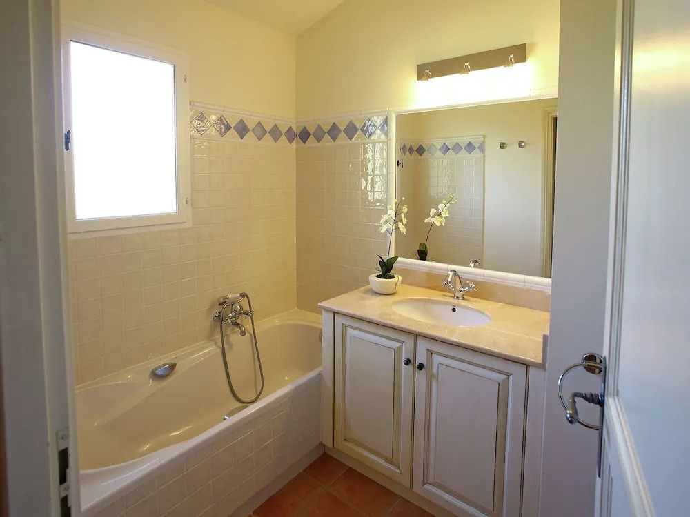 Provencal Holiday Home With Dishwasher not far From Fréjus