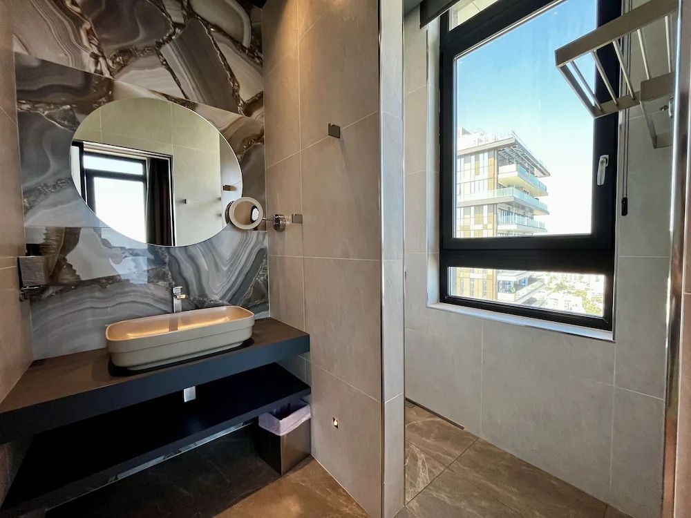128 LIM - 2106 Stay Only Tower Suite