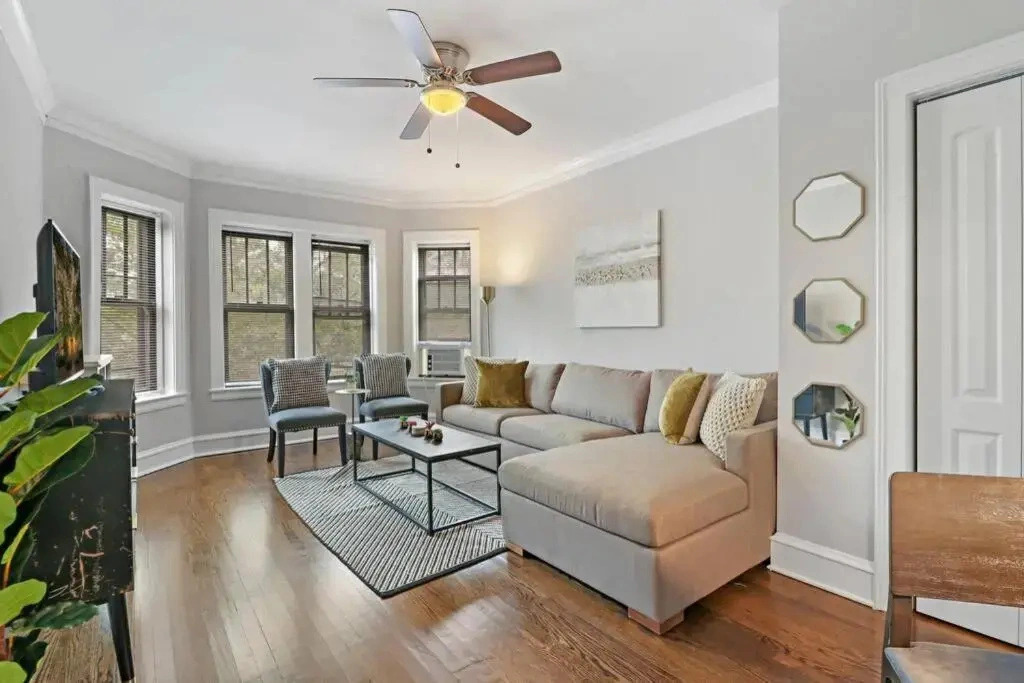 Quiet Spacious 2BR Apt walk to Train, near Shops