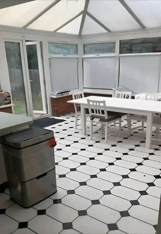 Spacious Apartment in Thornton Road L
