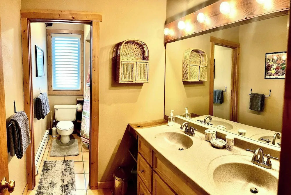Sleeps 14, 3 Bedroom Home, Large Private Deck, on