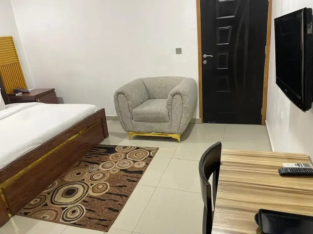 Brick Rock Hotel And Suites