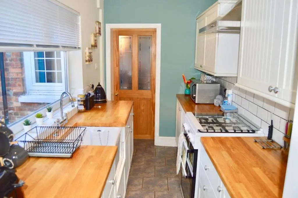 Cathedral Quarter House with free Secure Driveway Parking for 2 Cars