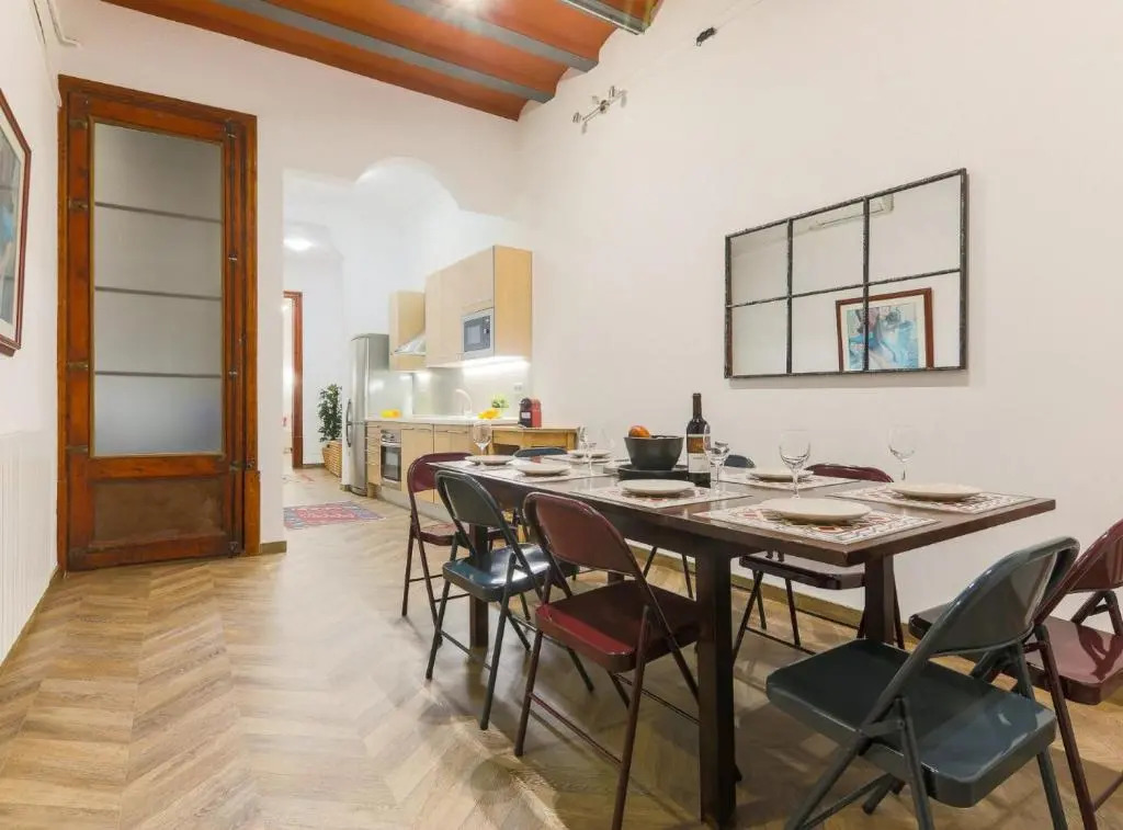 Great Spacious Apartment in the Gothic District City Center