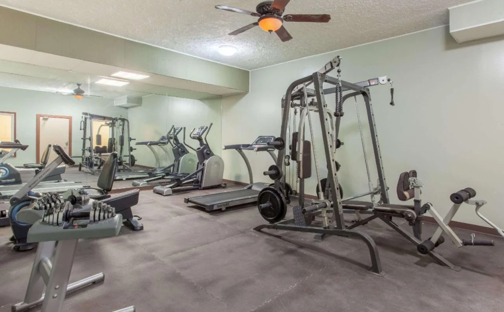 Econo Lodge Inn & Suites